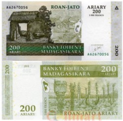 Бона. Мадагаскар 200 ариари 2004 год. Резьба с южного Мадагаскара. (Пресс)