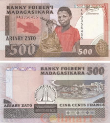 Бона. Мадагаскар 500 франков (100 ариари) 1988-1993 год. Мальчик - рыбак с уловом. (XF-AU)