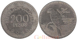 Колумбия. 200 песо 2015 год. Красный ара.