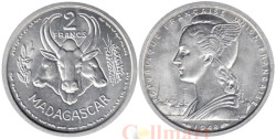Мадагаскар. 2 франка 1948 год. Буйволы.