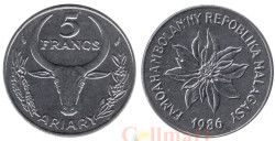 Мадагаскар. 5 франков 1986 год. Зебу. Молочай красивейший.