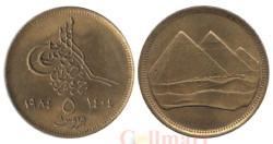 Египет. 5 пиастров 1984 (١٩٨٤) год. Пирамиды. (христианская дата (١٩٨٤) слева от номинала, маленькая цифра номинала)